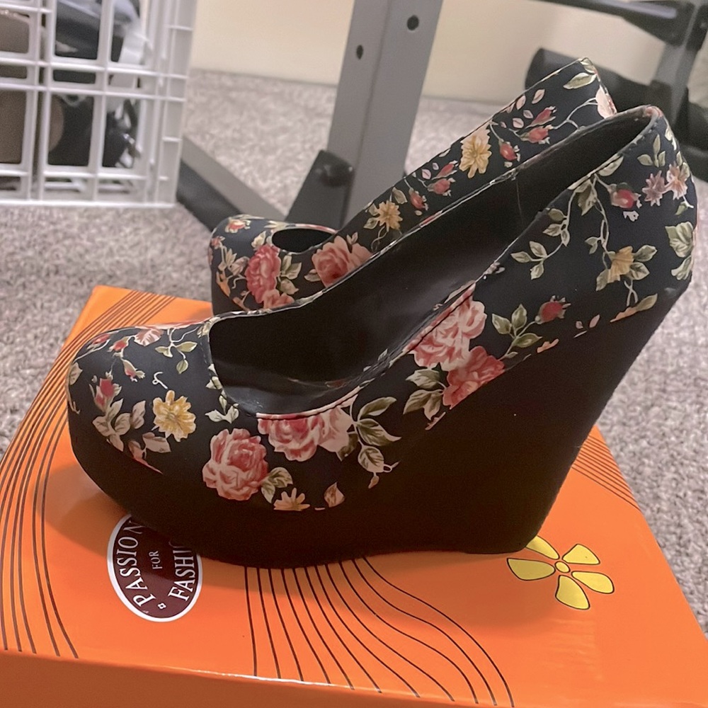 Charlotte Russe Flower Heels - SZ 7.5
